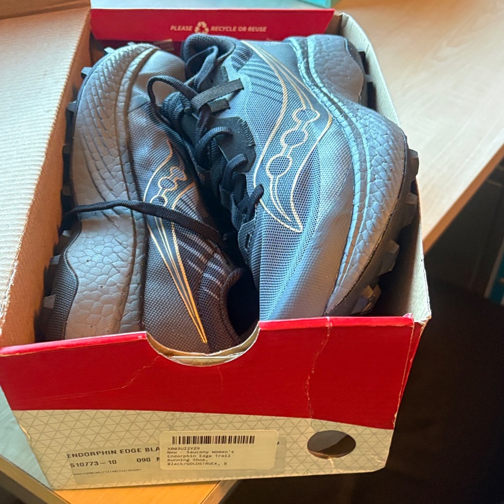 Saucony endorphin edge trail Black and Silver women’s Running Shoes size 9